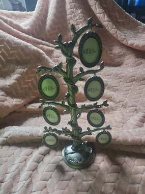 Pewter Silver-Tone Rose Vine Family Tree Tabletop Photo Frame 7 Count